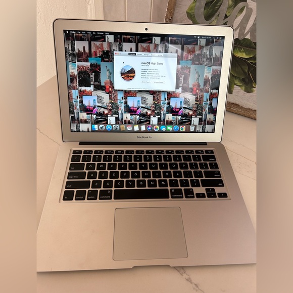 Apple MacBook Air - Picture 1 of 8